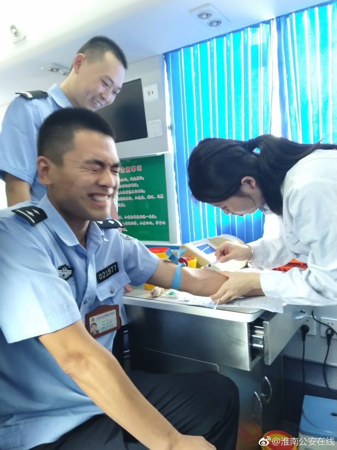 疼skr人！警察在移動獻(xiàn)血車上的表情包亮了