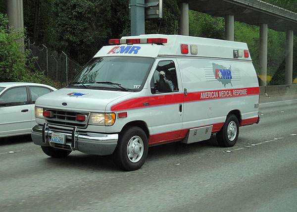 救護車生產(chǎn)廠家簡析車內(nèi)的醫(yī)療配置有哪些？