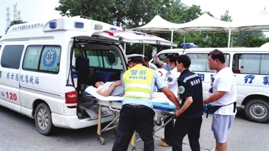 救護(hù)車進(jìn)小區(qū)受阻是怎么回事？救護(hù)車廠家?guī)懔私馐虑槭寄?1